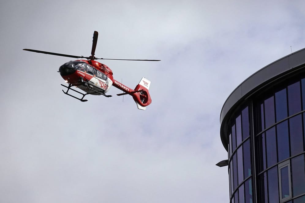 Ein Rettungshubschrauber über Berlin (Symbolbild): Ein Mann wurde in eine Spezialklinik geflogen.