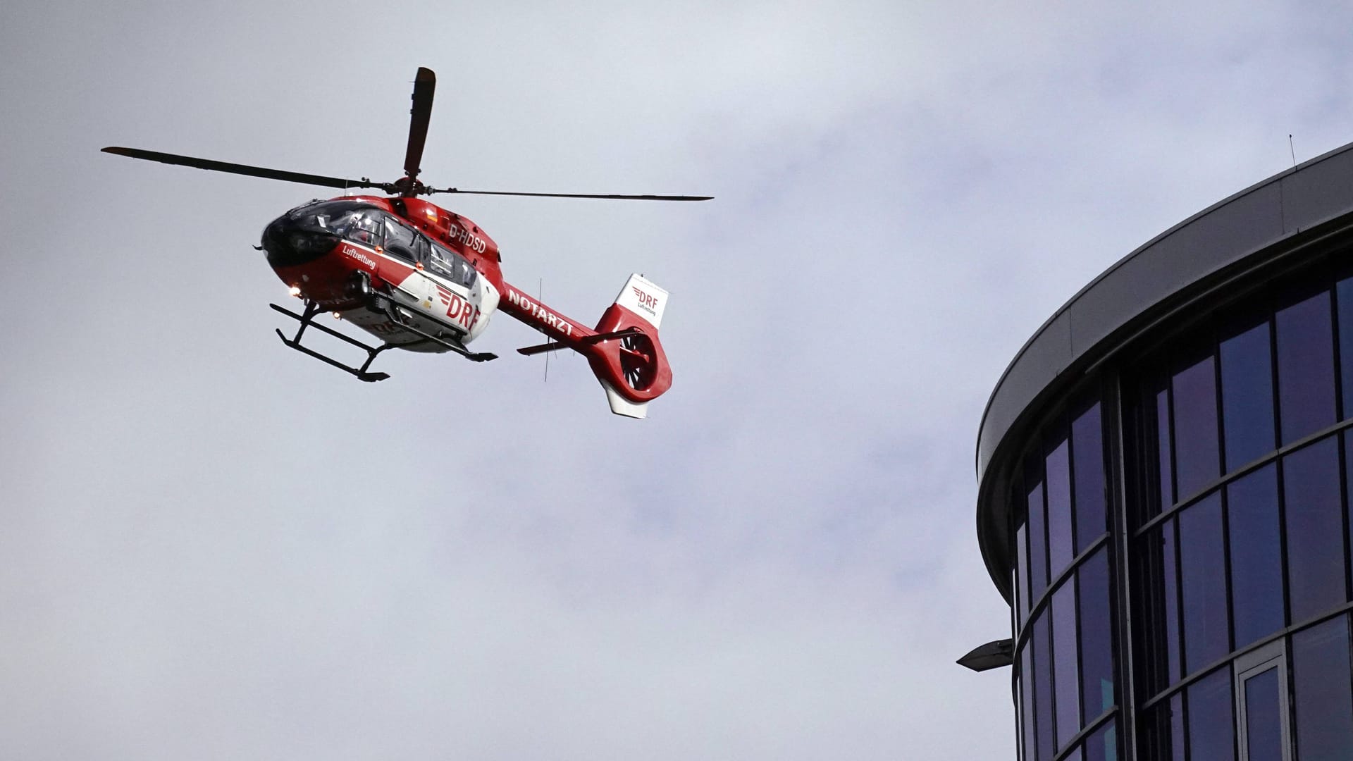 Ein Rettungshubschrauber über Berlin (Symbolbild): Ein Mann wurde in eine Spezialklinik geflogen.