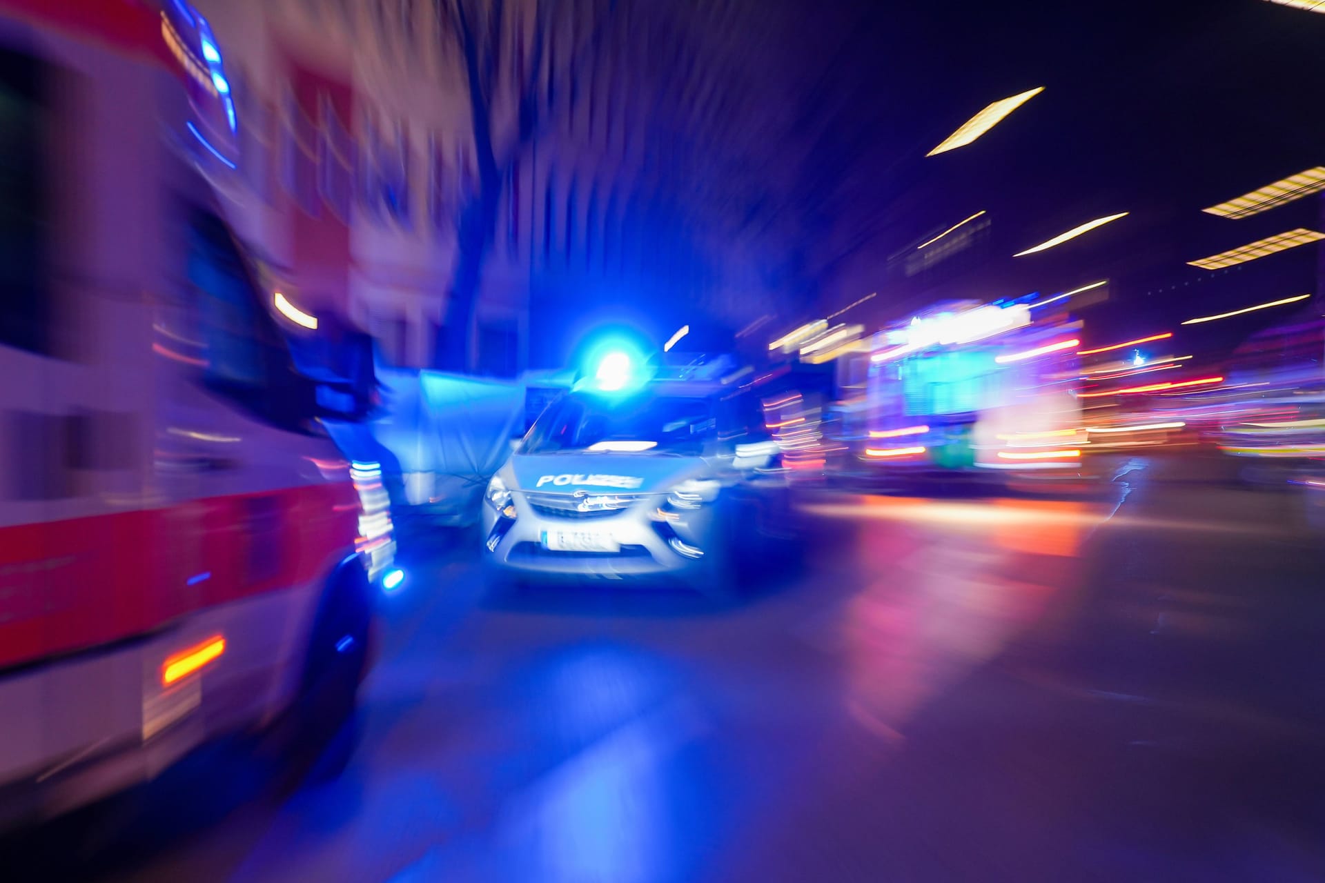 Polizeiauto und Rettungswagen in Berlin (Symbolbild): Mit vereinten Kräften gelang die Reanimation.