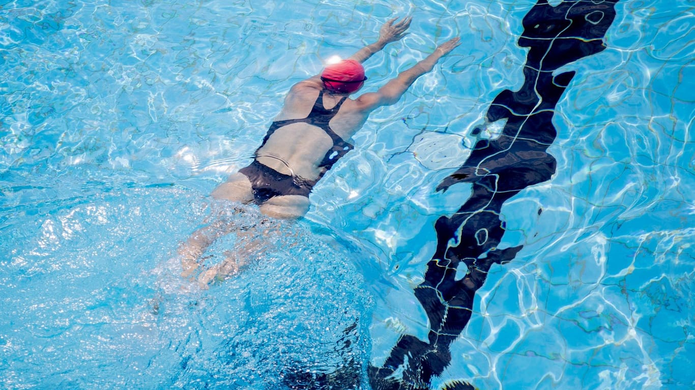 Tut Schwimmen dem Nacken gut? Ja, allerdings nur dann, wenn man den Kopf nicht die ganze Zeit über Wasser hält.