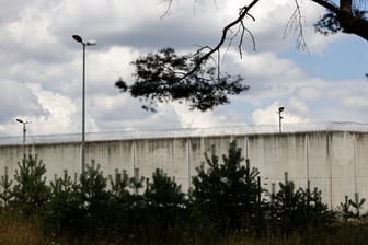 Archivbild: Blick auf die Mauern der Justizvollzugsanstalt Burg.