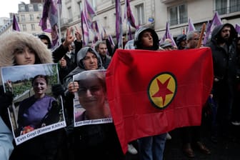 Protest mit PKK-Flagge: Die Arbeiterpartei Kurdistans ist in der EU verboten.
