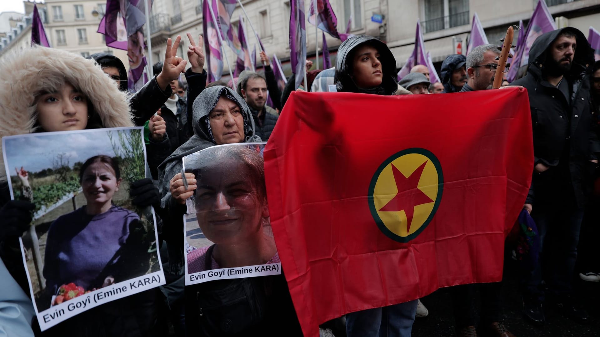 Protest mit PKK-Flagge: Die Arbeiterpartei Kurdistans ist in der EU verboten. Protest mit PKK-Flagge: Die Arbeiterpartei Kurdistans ist in der EU verboten.