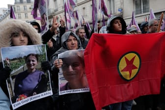 Protest mit PKK-Flagge: Die Arbeiterpartei Kurdistans ist in der EU verboten.