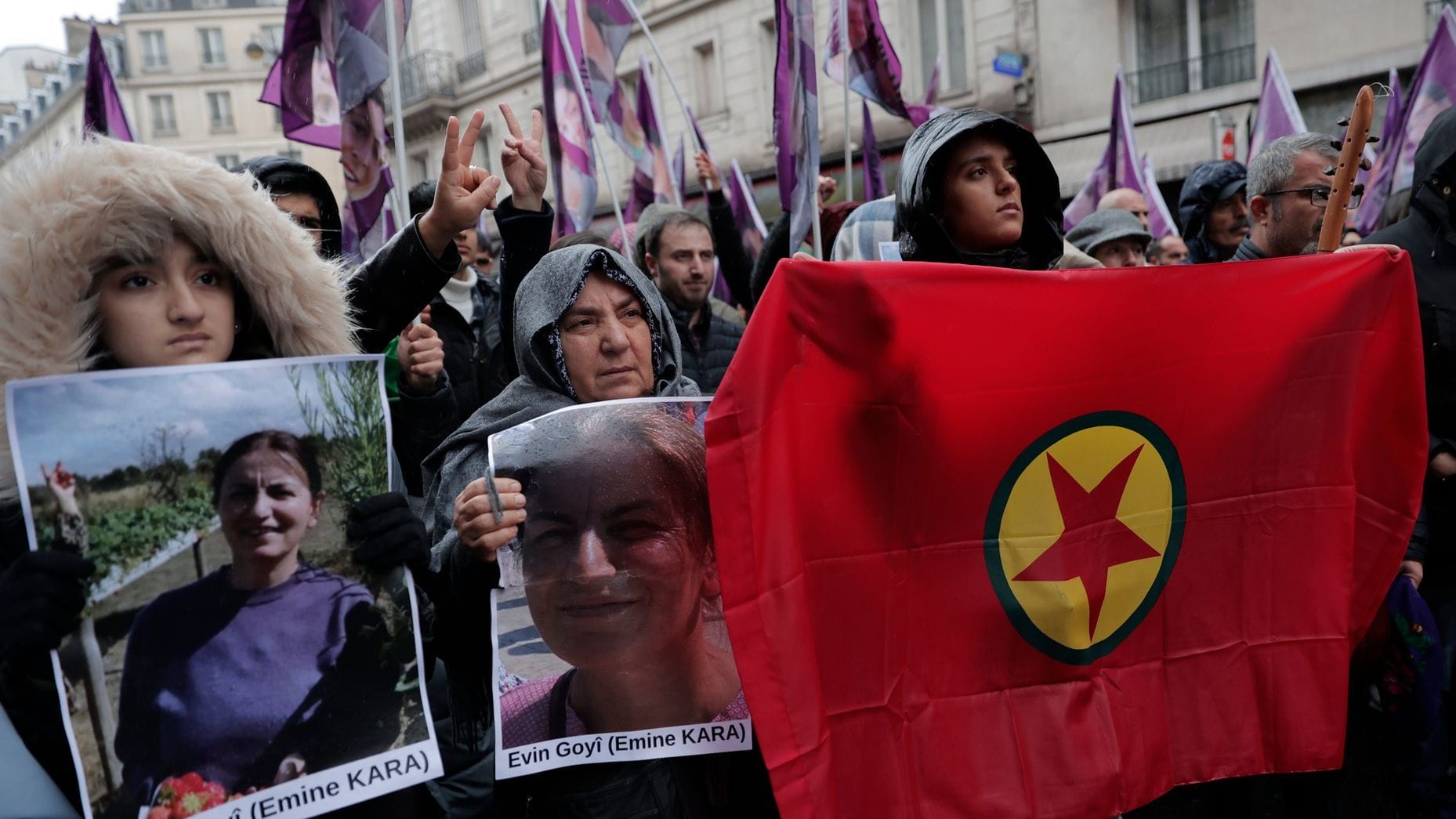 Protest mit PKK-Flagge: Die Arbeiterpartei Kurdistans ist in der EU verboten.