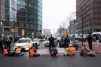 Berlin: Mitglieder der Umwelt-Gruppe "Letzte Generation" blockieren im Dezember 2022 die Straße am Potsdamer Platz. (Symbolbild)