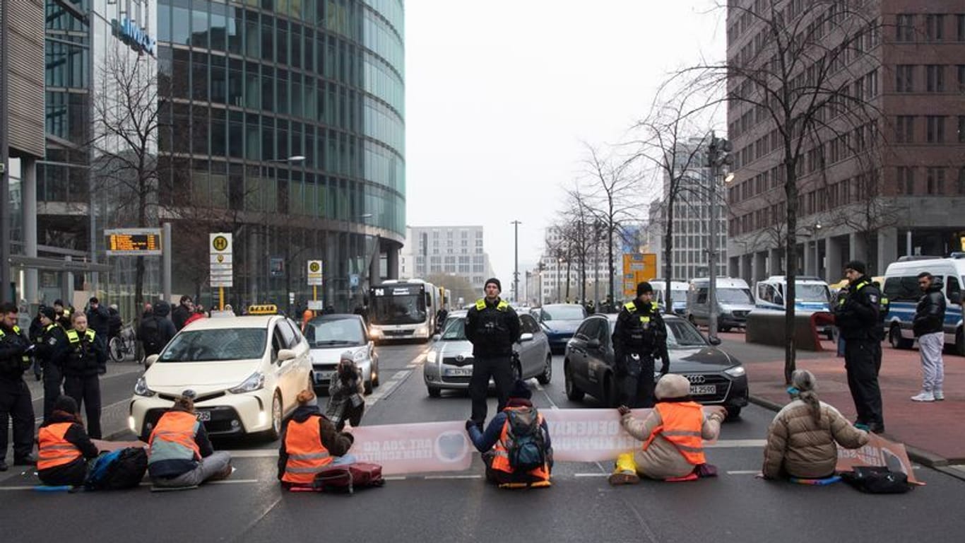 Berlin: Mitglieder der Umwelt-Gruppe "Letzte Generation" blockieren im Dezember 2022 die Straße am Potsdamer Platz. (Symbolbild)