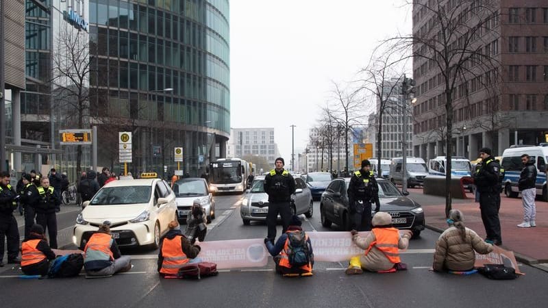 Berlin: Mitglieder der Umwelt-Gruppe "Letzte Generation" blockieren im Dezember 2022 die Straße am Potsdamer Platz. (Symbolbild)