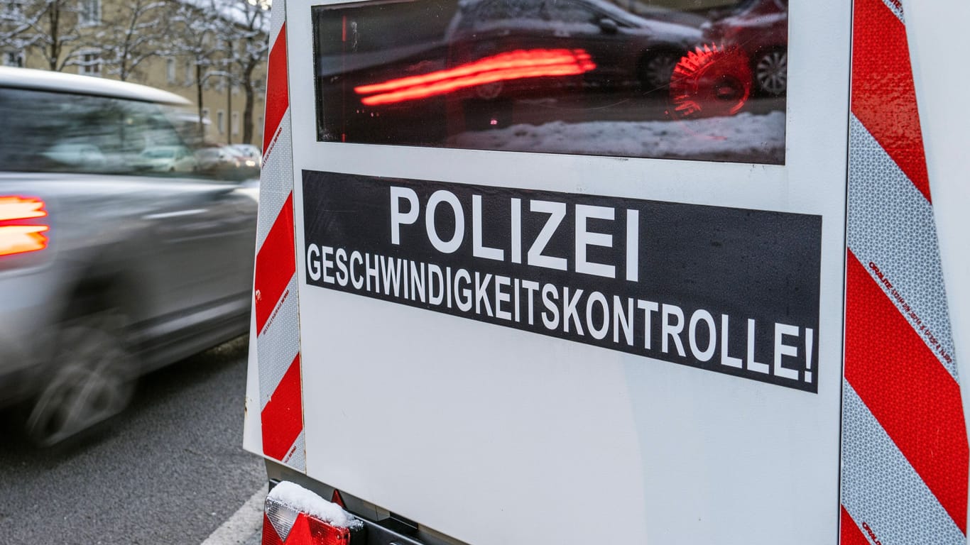 Eine mobile Radarfalle der Polizei (Symbolbild): In Nürnberg ging der Polizei ein besonders schneller Fahrer ins Netz.