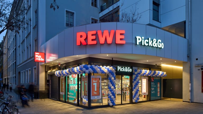 Der erste Rewe Pick & Go Markt eröffnet in München.