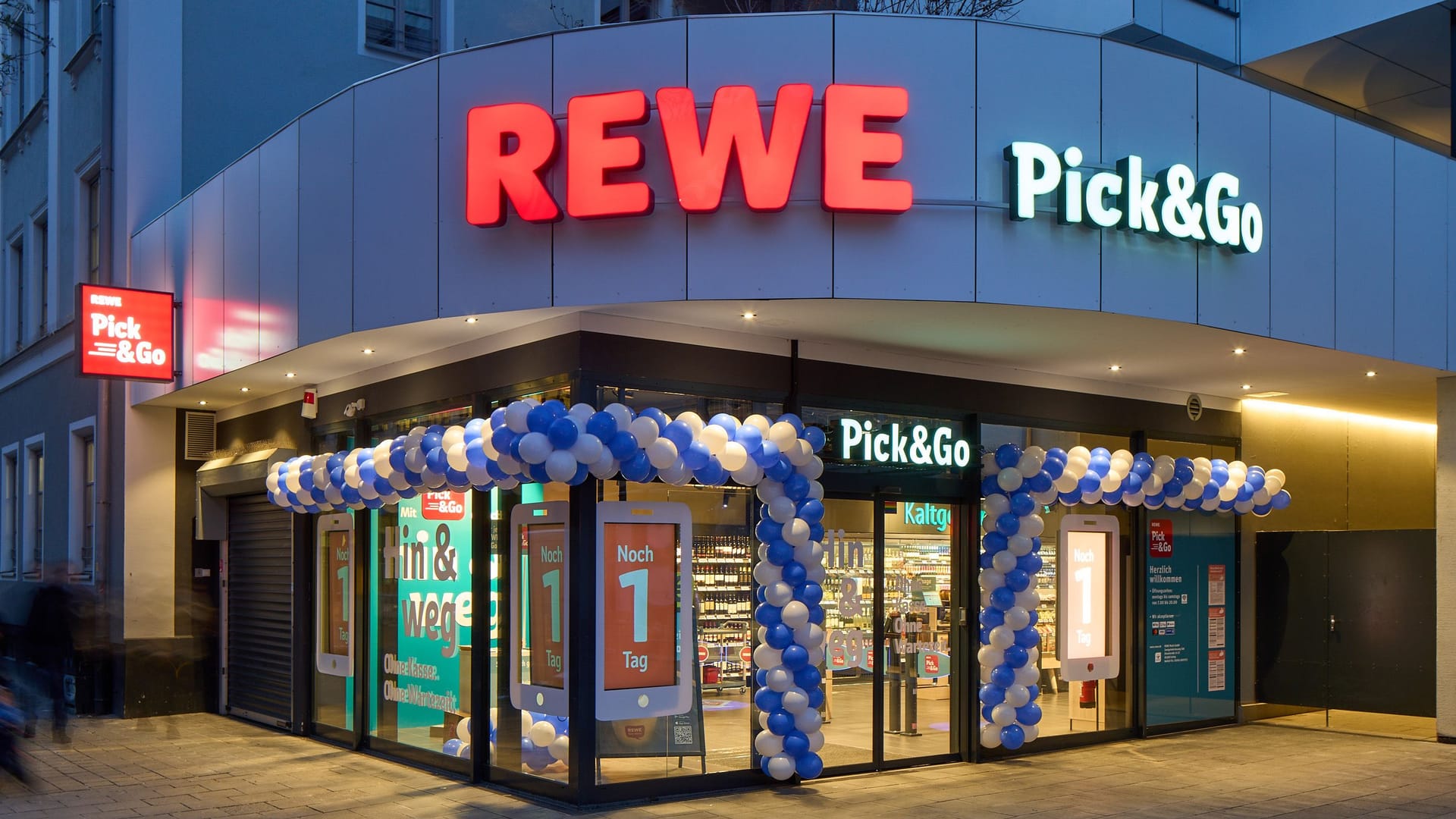 Der erste Rewe Pick & Go Markt eröffnet in München.