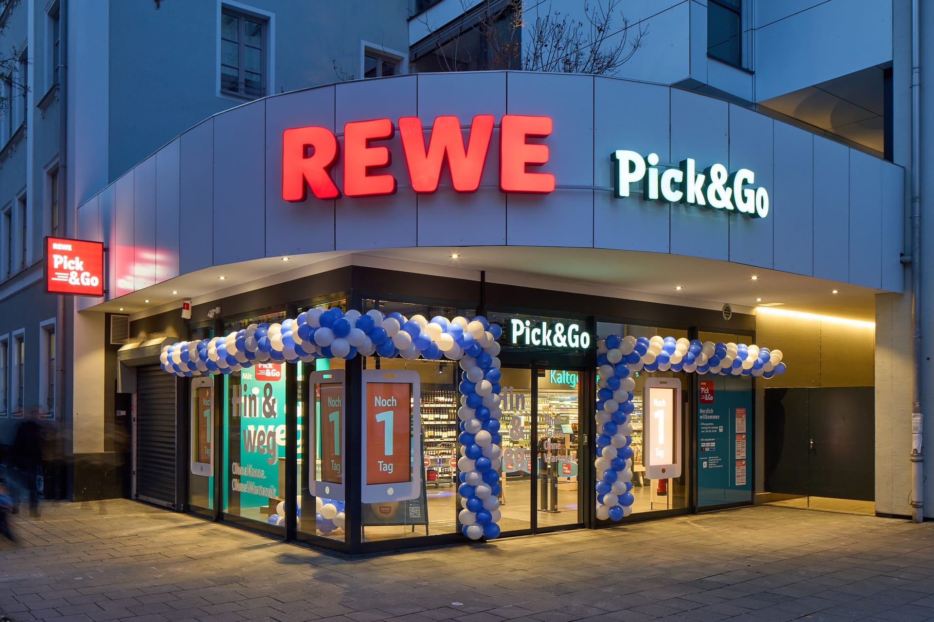 Der erste Rewe Pick & Go Markt eröffnet in München.