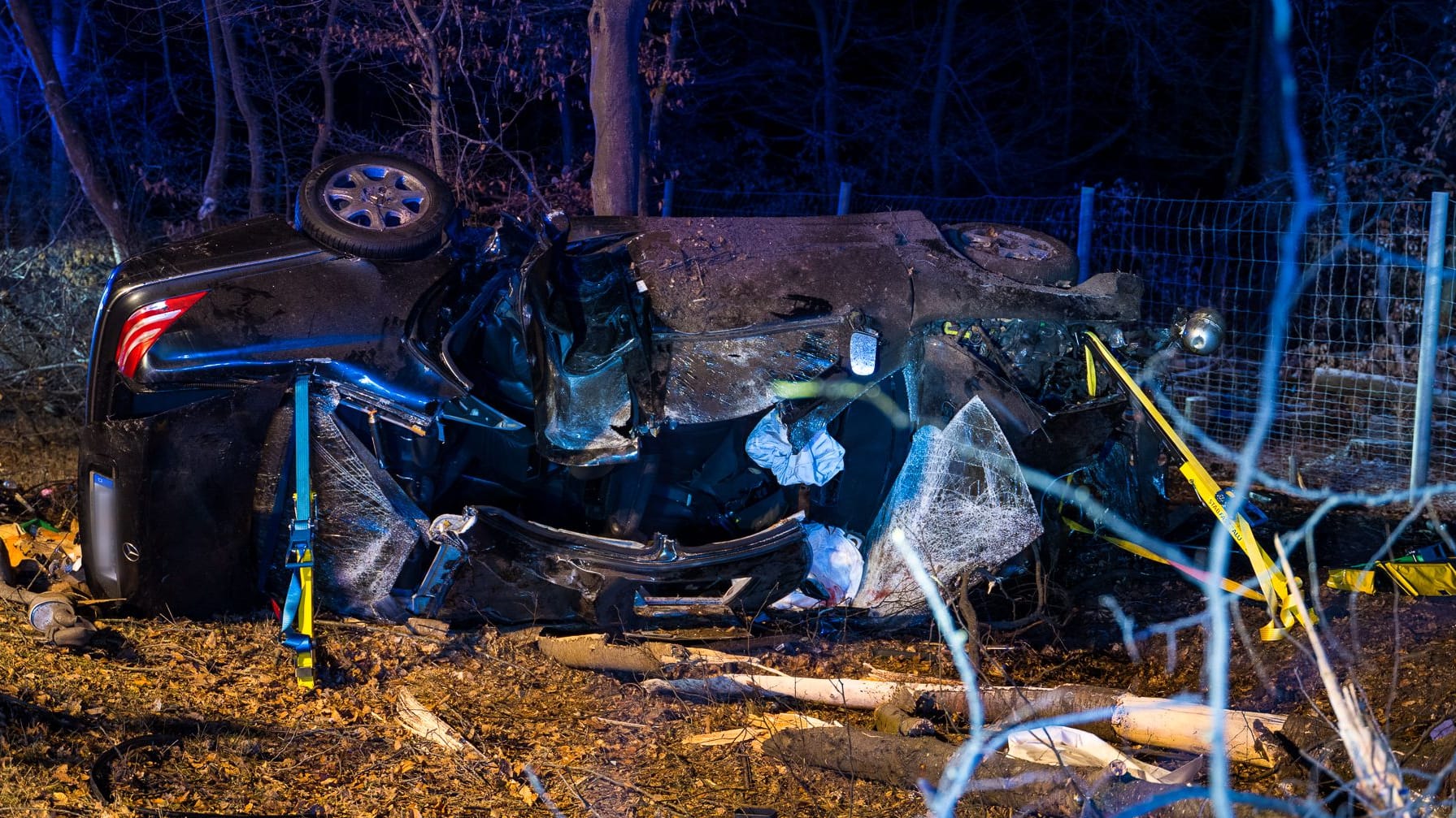 Der zerstörte Mercedes: Aus diesem Wrack bargen Retter die beiden Insassen.