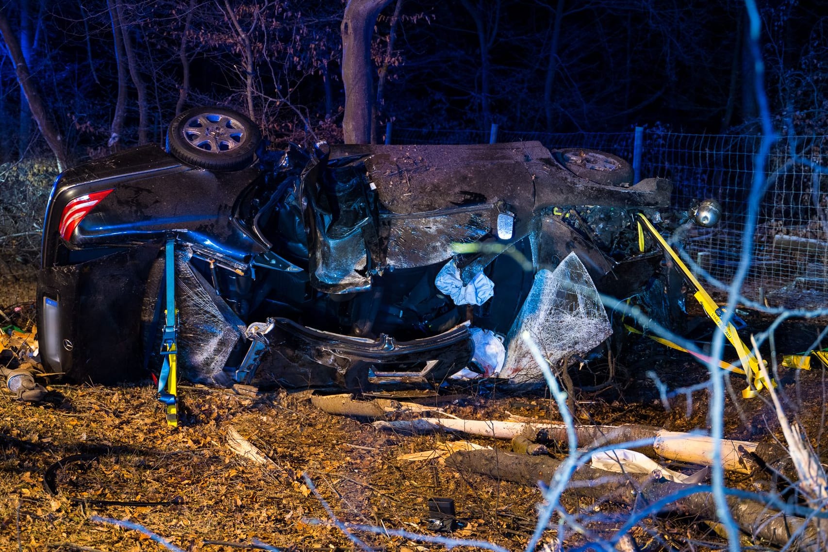 Der zerstörte Mercedes: Aus diesem Wrack bargen Retter die beiden Insassen.