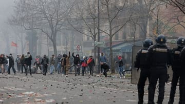 Bei Protesten in Paris werden Polizisten mit Steinen beworfen. (Quelle: Lewis Joly/ap) Bei Protesten in Paris werden Polizisten mit Steinen beworfen.