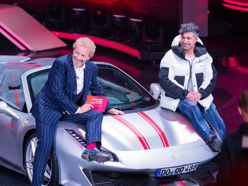 Beim RTL-Jahresrückblick brachte "Chico" seinen Ferrari mit, der auch Thomas Gottschalk gut gefiel.