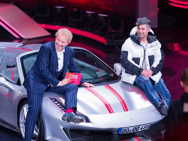 Lotto-Millionär Kürsat Yildirim alias "Chico" sitzt auf seinem Ferrari beim RTL-Jahresrückblick.
