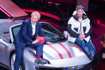 Beim RTL-Jahresrückblick brachte "Chico" seinen Ferrari mit, der auch Thomas Gottschalk gut gefiel.