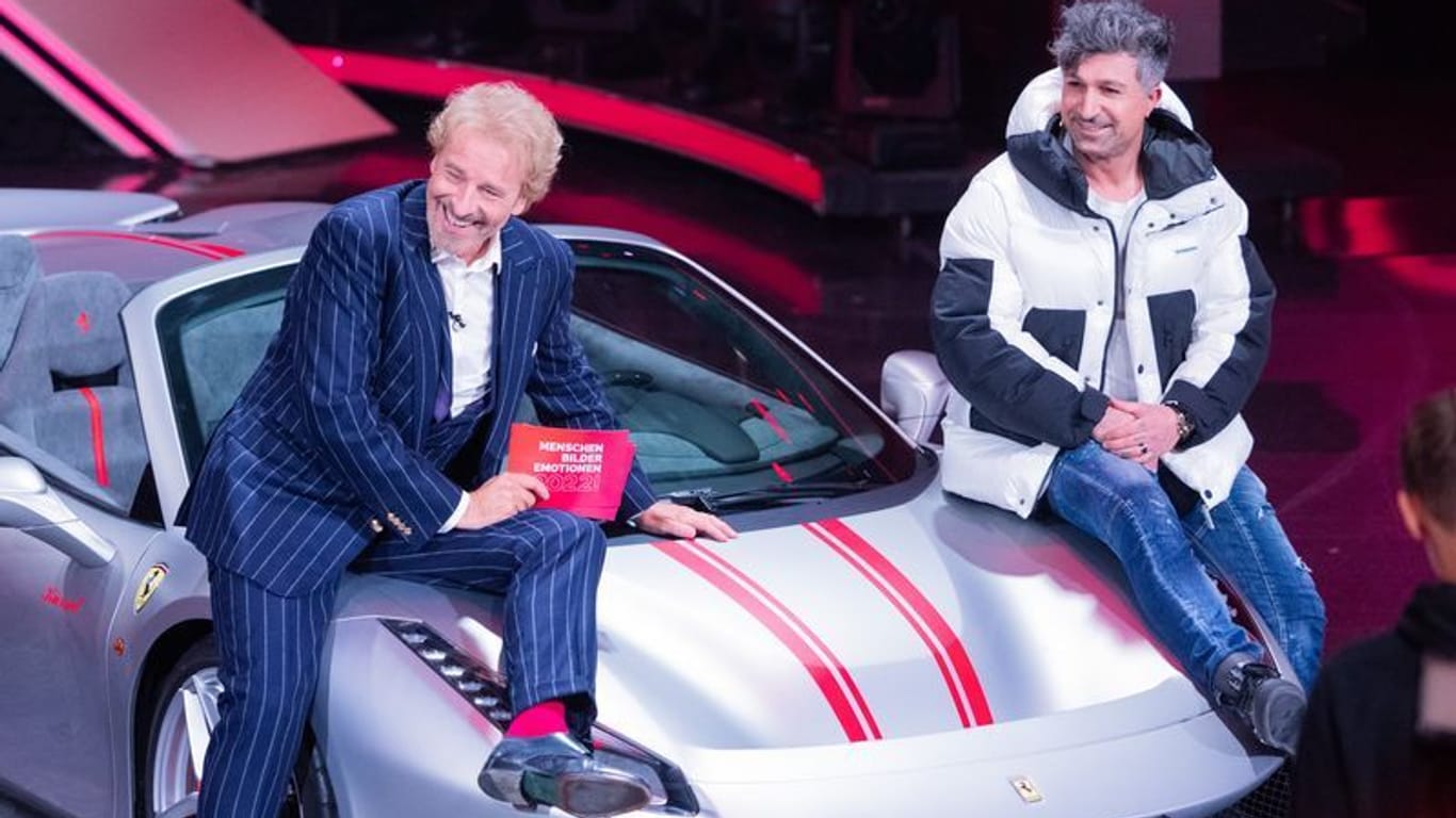 Lotto-Millionär Kürsat Yildirim alias "Chico" sitzt auf seinem Ferrari beim RTL-Jahresrückblick.