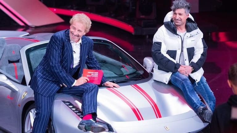 Lotto-Millionär Kürsat Yildirim alias "Chico" sitzt auf seinem Ferrari beim RTL-Jahresrückblick.