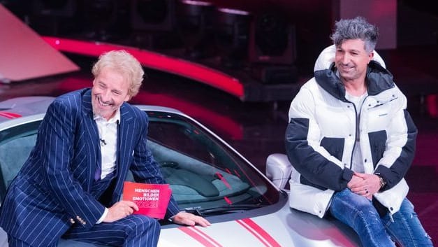 Beim RTL-Jahresrückblick brachte "Chico" seinen Ferrari mit, der auch Thomas Gottschalk gut gefiel.