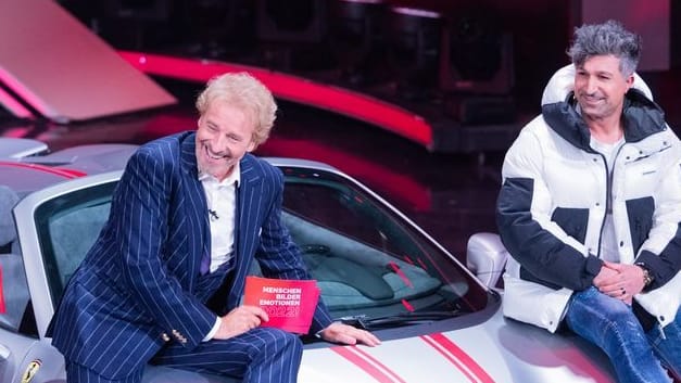 Beim RTL-Jahresrückblick brachte "Chico" seinen Ferrari mit, der auch Thomas Gottschalk gut gefiel.