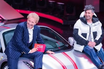 Beim RTL-Jahresrückblick brachte "Chico" seinen Ferrari mit, der auch Thomas Gottschalk gut gefiel.