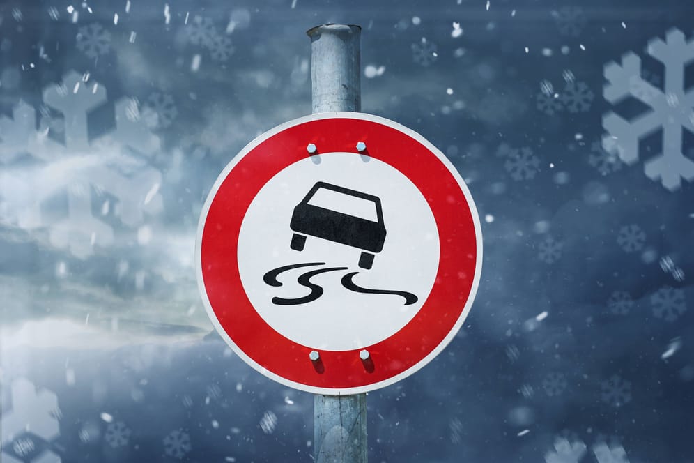 Ein Schild warnt vor Rutschgefahr (Symbolbild): Eisregen hat in Bremen für zahlreiche Unfälle gesorgt.