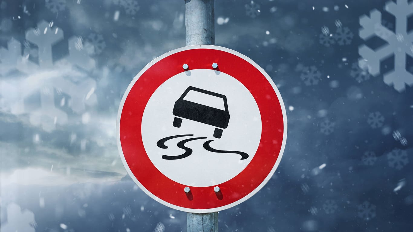 Ein Schild warnt vor Rutschgefahr (Symbolbild): Eisregen hat in Bremen für zahlreiche Unfälle gesorgt.