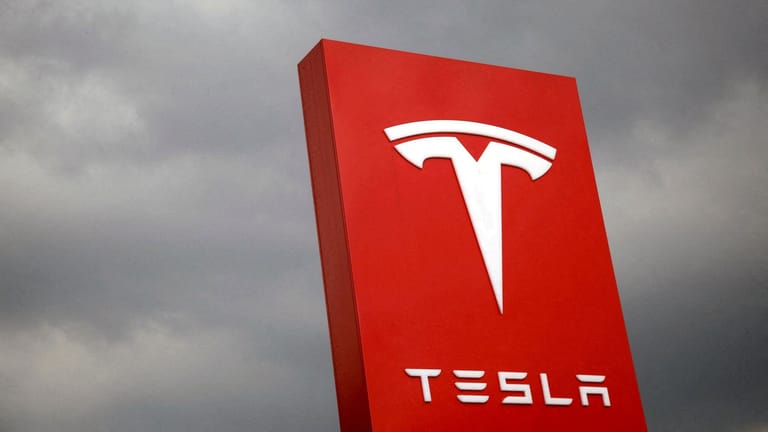 Tesla-Logo (Archiv): Die Tesla-Aktie fiel am Dienstag auf 143 Dollar.