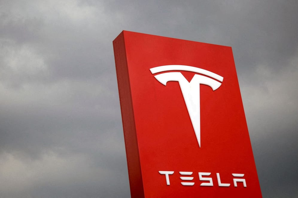 Tesla-Logo (Archiv): Die Tesla-Aktie fiel am Dienstag auf 143 Dollar.