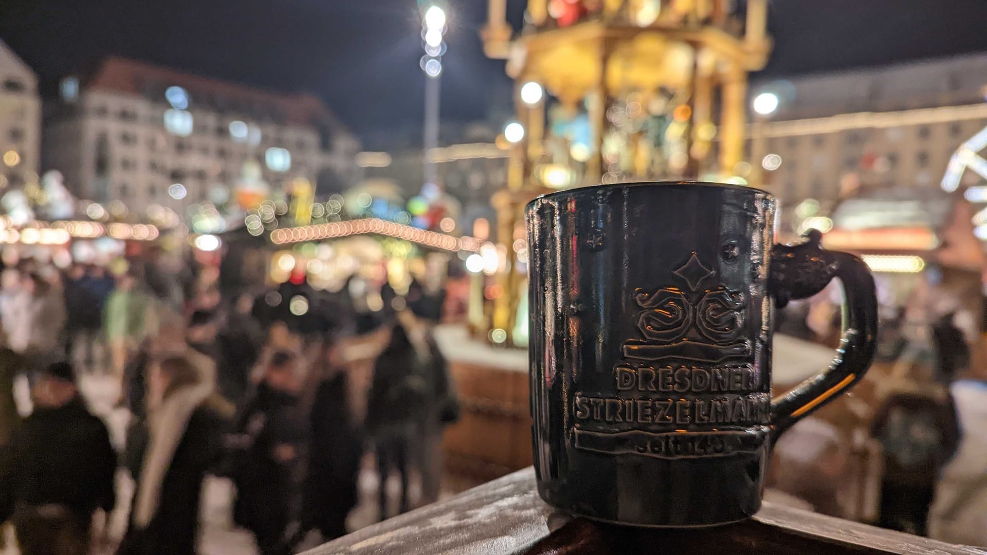 Ein Glühwein vor der weltgrößten erzgebirgischen Stufenpyramide – das zieht Besucher aus der ganzen Welt an.