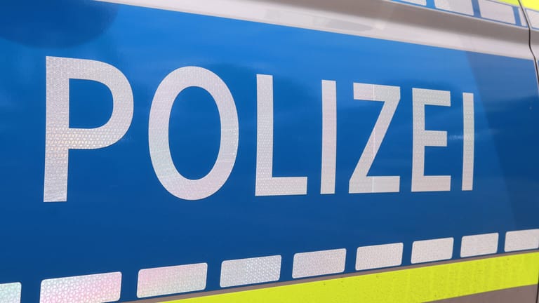 Schriftzug Polizei an einem Streifenwagen (Symbolfoto): Rund 20 Partygäste waren vor Ort, zum Teil seien diese der Polizei bekannt gewesen, hieß es.