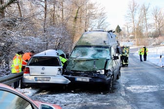 Unfall in Bayern am 11. Dezember 2022: Der DWD warnt vor Unwettern und glatten Straßen.