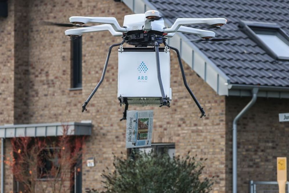 Drohne mit Lesestoff im Anflug: Die Software steuert das Fluggerät so, dass es die Zeitung an einem festgelegten Punkt abwirft.