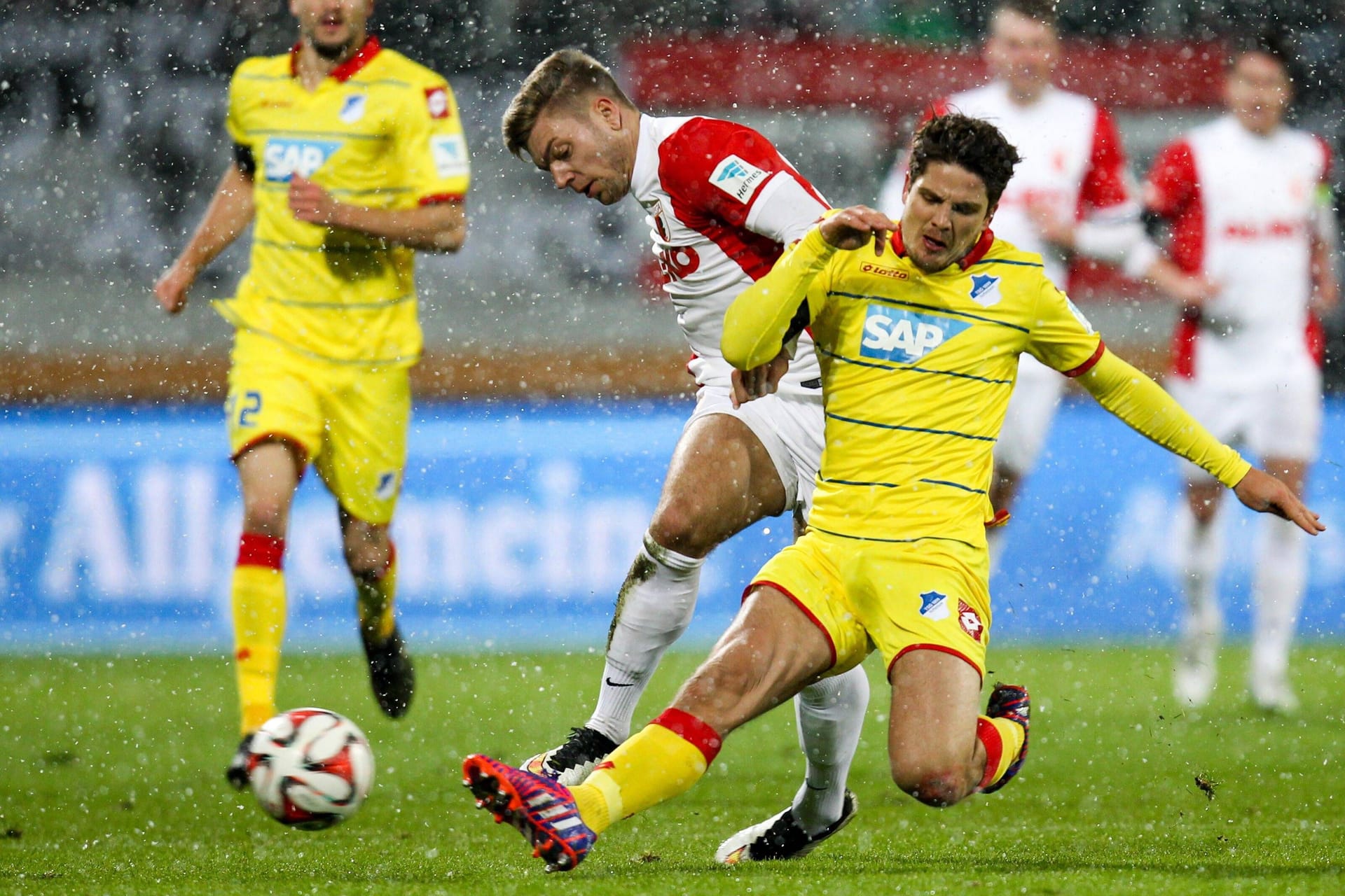 Primin Schwegler (r.) im Zweikampf mit Alexander Esswein: Von 2014 bis 2017 kickte er für die TSG.