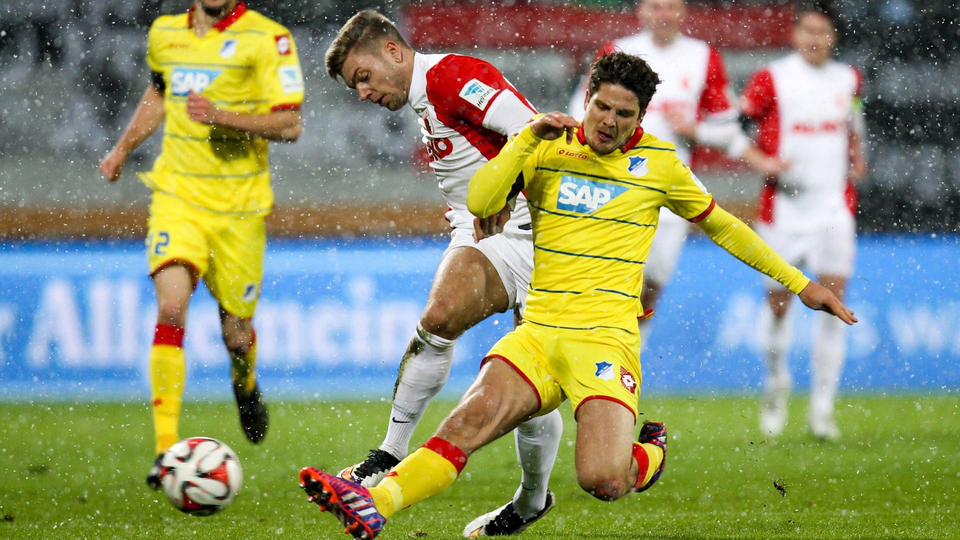 Primin Schwegler (r.) im Zweikampf mit Alexander Esswein: Von 2014 bis 2017 kickte er für die TSG.