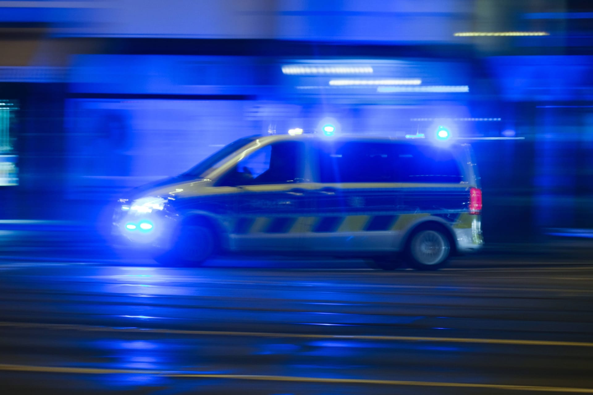 Wagen der Polizei im Einsatz (Symbolfoto): Wenigstens ein Verdächtiger konnte kontrolliert werden.