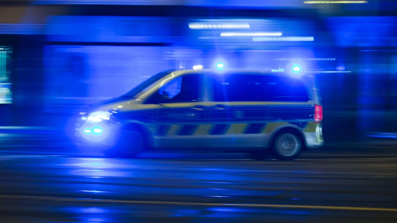 Wagen der Polizei im Einsatz (Symbolfoto): Wenigstens ein Verdächtiger konnte kontrolliert werden.