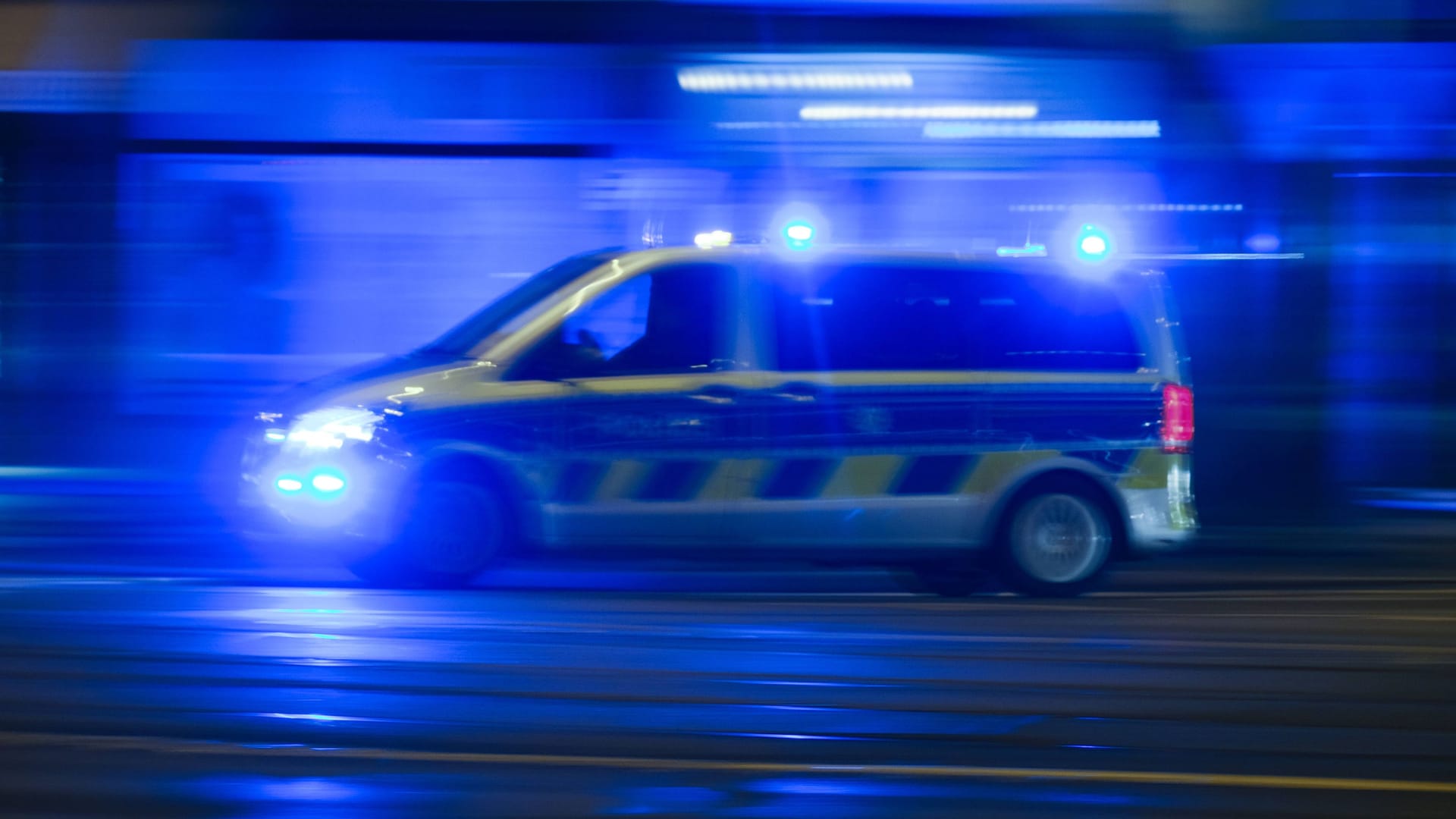 Wagen der Polizei im Einsatz (Symbolfoto): Wenigstens ein Verdächtiger konnte kontrolliert werden. Wagen der Polizei im Einsatz (Symbolfoto): Wenigstens ein Verdächtiger konnte kontrolliert werden.