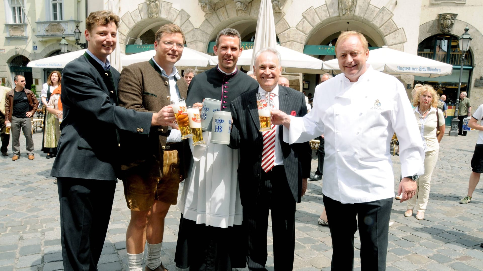 Alfons Schuhbeck (rechts) vor dem Münchner Hofbräuhaus mit anderen Gästen bei der Enthüllung einer Skulptur (Archivild): Hofbräu könnte ihn nun in seinem Restaurant beerben. Alfons Schuhbeck (rechts) vor dem Münchner Hofbräuhaus mit anderen Gästen bei der Enthüllung einer Skulptur (Archivild): Hofbräu könnte ihn nun in seinem Restaurant beerben.