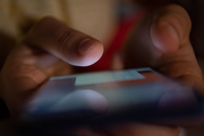 Ein Smartphone (Symbolfoto): Insgesamt werten die Beamten rund 6.000 Chatgruppen aus.