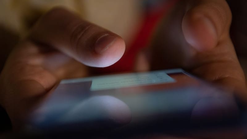Ein Smartphone (Symbolfoto): Insgesamt werten die Beamten rund 6.000 Chatgruppen aus. Ein Smartphone (Symbolfoto): Insgesamt werten die Beamten rund 6.000 Chatgruppen aus.