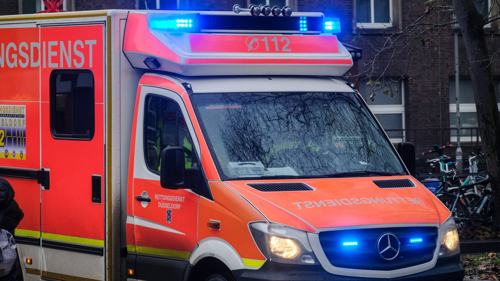 Ein Fall für den Notarzt: Unfälle mit Feuerwerkskörpern können ernsthafte Verletzungen verursachen. Ein Fall für den Notarzt: Unfälle mit Feuerwerkskörpern können ernsthafte Verletzungen verursachen.