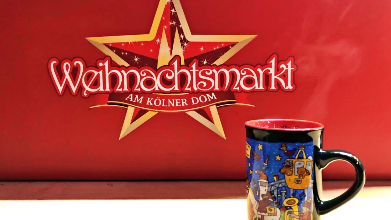 Die Test-Tasse auf dem Kölner Weihnachtsmarkt: Auch hier ist Glühwein allseits beliebt, aber teurer geworden.