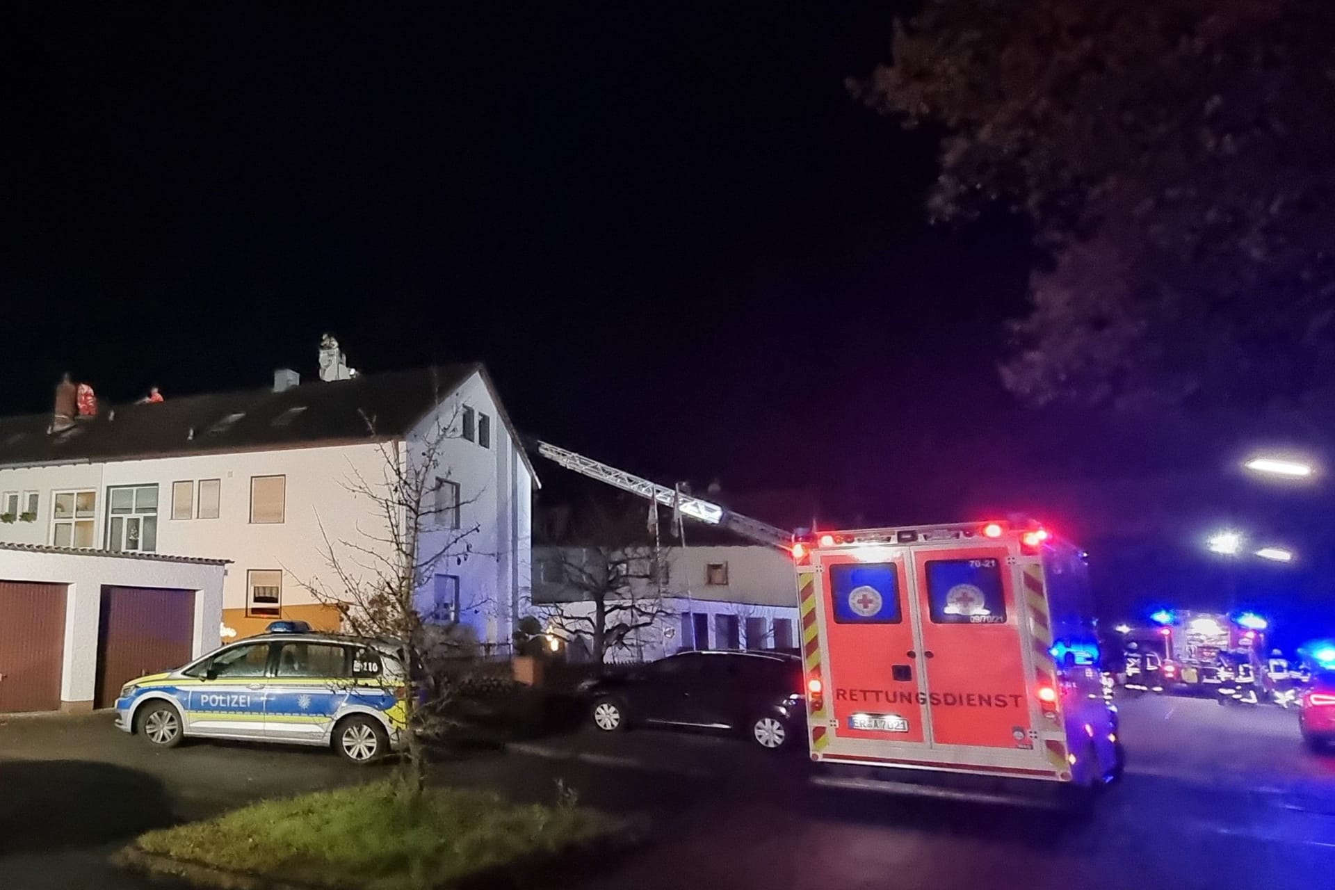 Am Dienstag ist es zu einem Großeinsatz der Kreisbrandinspektion Erlangen-Höchstadt gekommen: Rettung absturzgefährdeter Personen vom Dach.