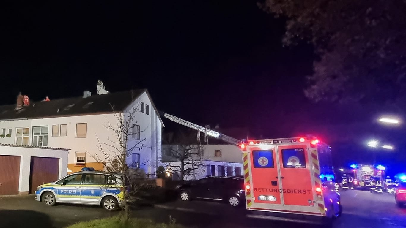 Am Dienstag ist es zu einem Großeinsatz der Kreisbrandinspektion Erlangen-Höchstadt gekommen: Rettung absturzgefährdeter Personen vom Dach.