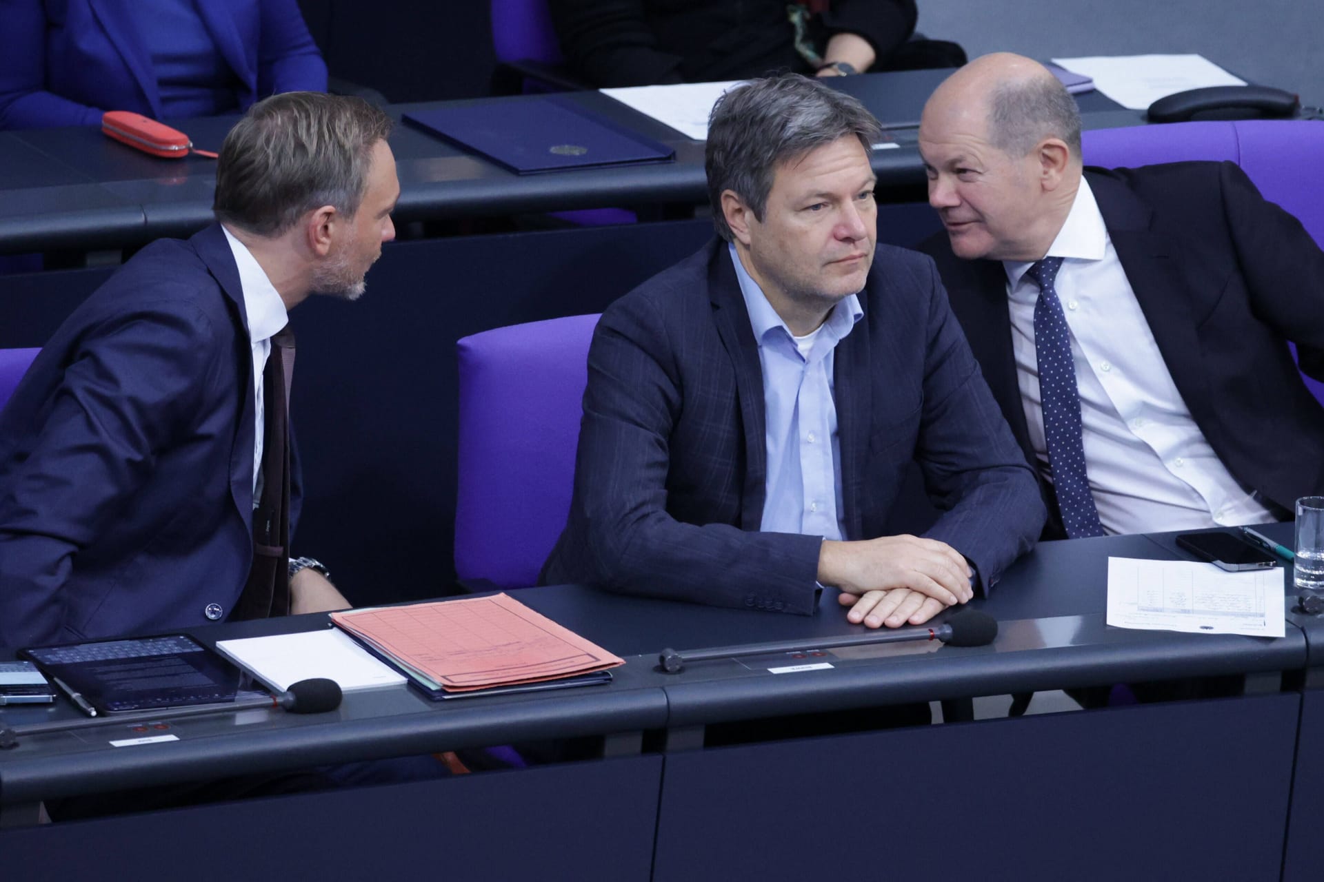 Lindner, Habeck und Scholz (v.l.) im Bundestag (Archivbild): In einer neuen Umfrage legen nur die Grünen als Koalitionspartner zu.