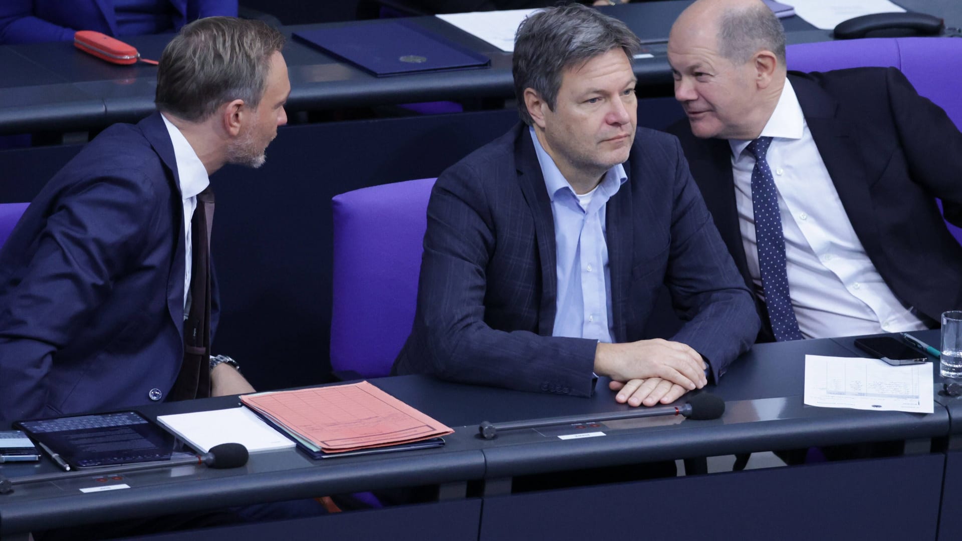 Lindner, Habeck und Scholz (v.l.) im Bundestag (Archivbild): In einer neuen Umfrage legen nur die Grünen als Koalitionspartner zu.