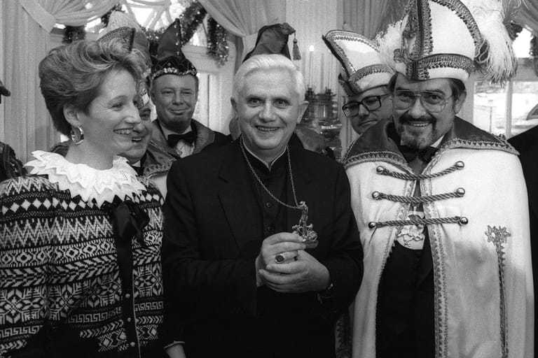 München, Januar 1989: Joseph Kardinal Ratzinger mit Werner Hoser (r., Präsident Münchner Gesellschaft Narrhalla e.V.) und Fastnachtsprinzessin Susanne II. (l.) anlässlich der Verleihung des Karl-Valentin-Ordens an Ratzinger.